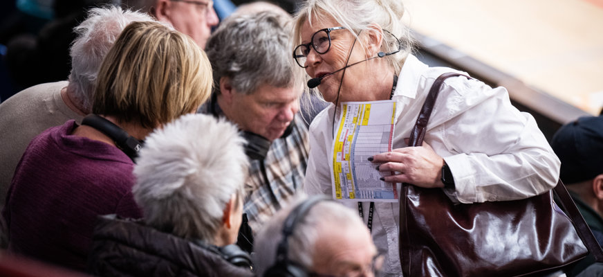 Bild visar SRF Nordöstra Skånes medlemmar med syntolkningsutrustning samt syntolk