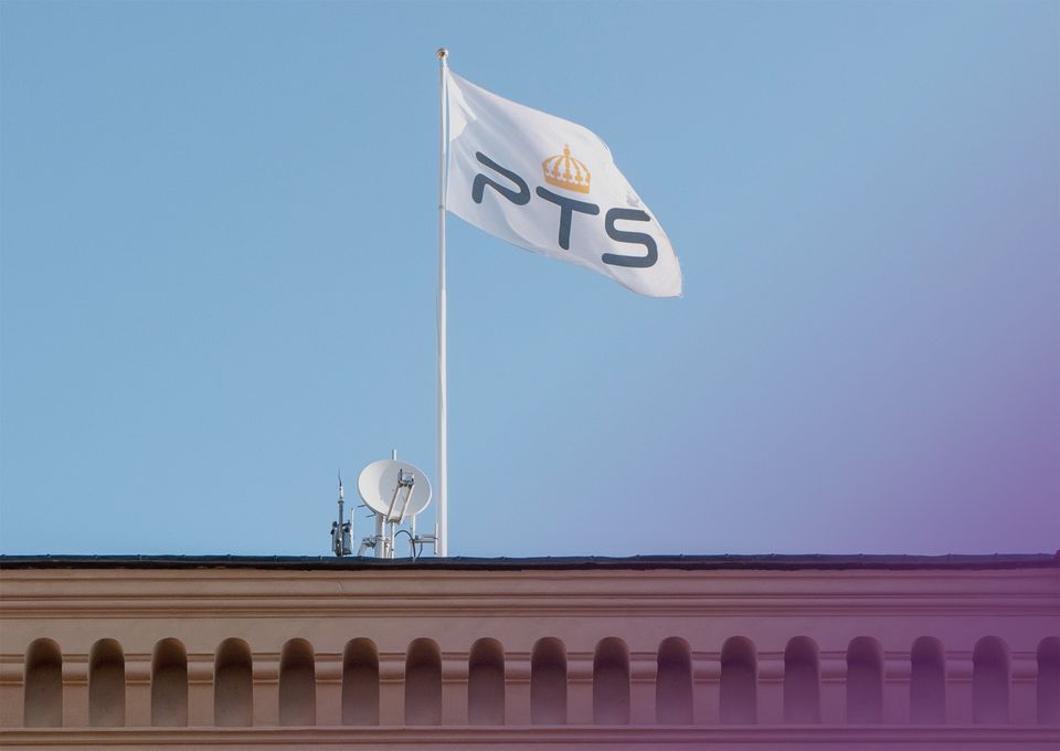 Flagga med Post- och telestyrelsens logga mot en bli himmel.