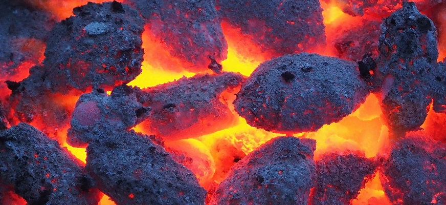 Grillkol som glöder