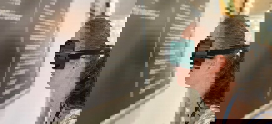 Annika Holm, medicinsk sekreterare, i profil. Hon deltar i SRF:s insiktsutbildning. Annika har brunt hår i en hästsvans och bär glasögon som kraftigt begränsar synfältet. Samtidigt böjer hon sig fram och försöker läsa sjukhusets skyltar.