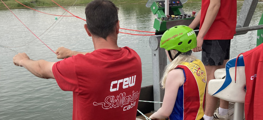 Barn lär sig åka vattenskidor