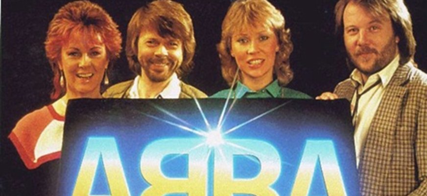 Bild med medlemmarna i ABBA. I mitten på bilden i nedre delen finns en logga med namnet Abba i blått, gult och orange.