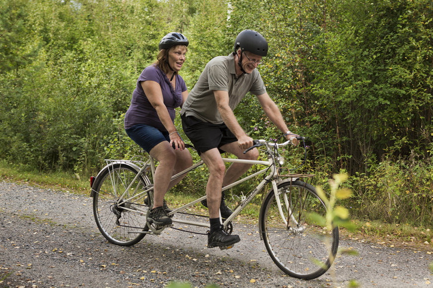 Två personer cyklar tandemcykel