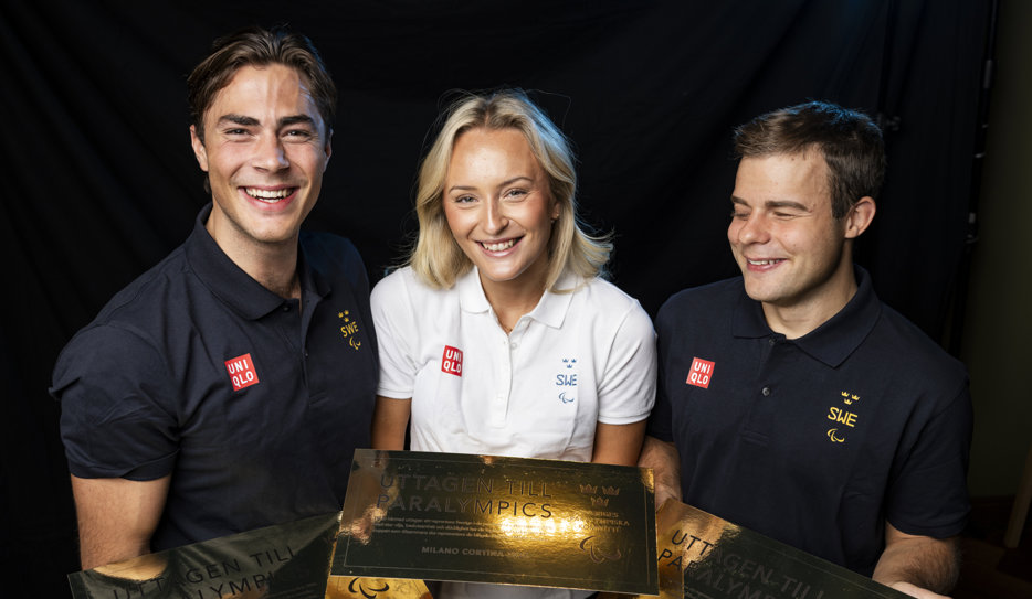 Aaron Lindström, Ebba Årsjö och Zebastian Modin har blivit uttagna till den Svenska truppen i Paralympics 2026. De poserar framför kameran och ler stort.