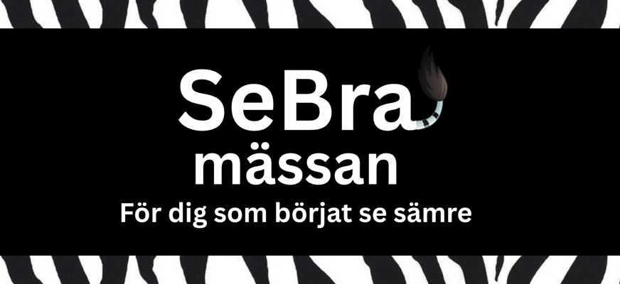 Bild med zebramönstrad ram och svart bakgrund. I mitten står ”SeBra mässan” med stora vita bokstäver och en zebrasvans som del av logotypen. Under står texten ”För dig som börjat se sämre”.