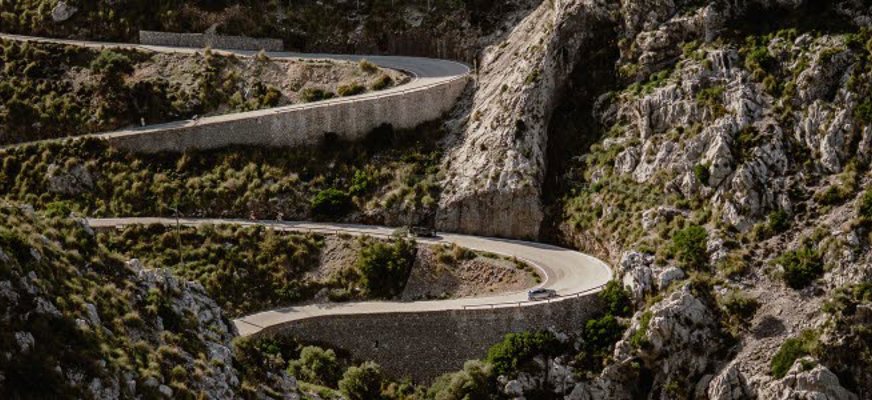 En slingrig smal väg i bergen på Mallorca