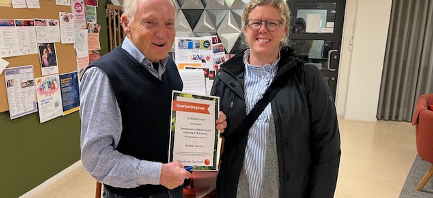 Hasse Göök mottar gåva av Annika Carlsson