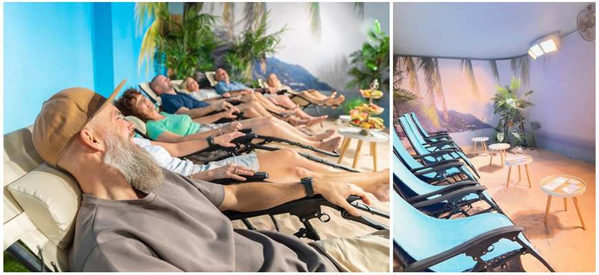 Bild 1: Flera personer ligger avslappnat tillbakalutade i en rad solstolar med ljusa dynor. Alla har sommarkläder; shorts och t shirts. Väggarna har starkt turkos färg och det finns stora gröna växter i bakgrunden. Det finns också ett bord med ett fat med frukt. Bild 2: Ljusblå solstolar uppställda på rad på sanden på golvet och fyra små, runda träbord. I hörnen står stora gröna krukväxter. Väggarna är täckta av en stor bild på en strand, hav, berg och hängande palmblad. I taket finns starka lampor.
